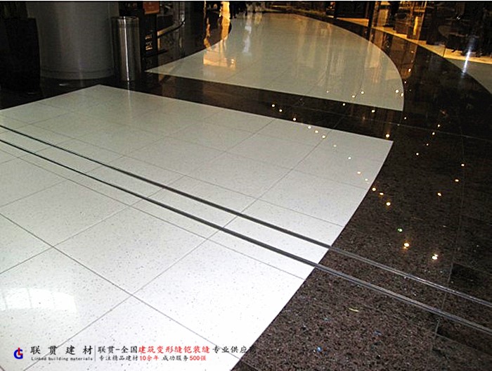 阿坝州抗震型地面变形缝安装效果案例